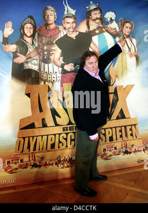 Französischer Schauspieler Gérard Depardieu stellt bei der Pressekonferenz zum Film "Asterix bei den Olympischen Spielen" in München, Deutschland, 16. Januar 2008. Der Film basiert auf der 12. Band der französischen Comic-Serie "Die Abenteuer von Asterix" und werden in den deutschen Kinos ab 31. Januar 2008 auf. Foto: INGA RADEL Stockfoto