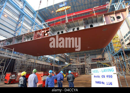 Das erste Doppel-Unterteil für eine eisbrechende Containerschiff ist legte sich bei Aker Yards Germany in Rostock, Deutschland, 17. Januar 2008. Das Schiff ist das erste in einer Serie von vier "Aker ACS 650" im Auftrag von russische Bergbauunternehmen Norilsk Nickel vor allem für den Einsatz in den arktischen Regionen. Die Schiffe sind 169m lange und 23m breit, mit einer Kapazität von 14.500 Tonnen-Sieg Stockfoto