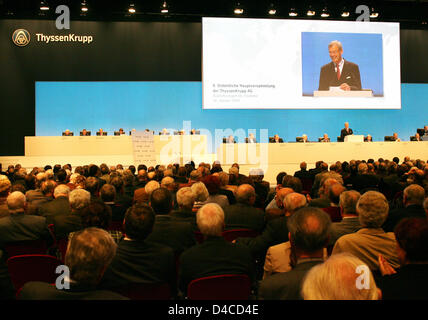 Gerhard Cromme (R), Vorsitzender des Aufsichtsrats ThyssenKrupp hält eine Rede zur Hauptversammlung in Bochum, Deutschland, 18. Januar 2008. Foto: ROLAND WEIHRAUCH Stockfoto