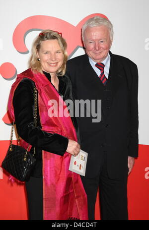 Deutscher Historiker, Politologe und Publizist Arnulf Baring (R) kommt mit seiner Frau Christine (L) für die Gala, die B.Z.-Kulturpreis in Berlin, Deutschland, 17. Januar 2008. Berliner Tageszeitung 'Berliner Zeitung' (B.Z.) ehren herausragende Künstler und Institutionen. Foto: Soeren Stache Stockfoto