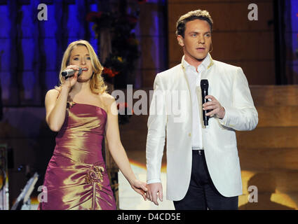 (L-R) Volkstümliche Musik Sänger paar Stefanie Hertel (L) und Stefan Mross (R) stellen ein Duett auf der Bühne der volkstümlichen Musik-TV-show "Musikantenstadl" in Landshut, Deutschland, 17. Januar 2008. Die Show tourt 26 Städte in Deutschland, Österreich, Schweiz, Frankreich und den Niederlanden. Foto: ARMIN WEIGEL Stockfoto