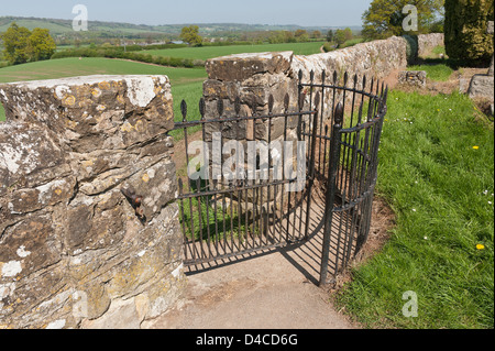 Schmiedeeisen Tor und Kent dreistöckiges Wand führt in Richtung Wanderweg über Feld Weizen Ernte Landschaft Grüngürtel küssen Stockfoto