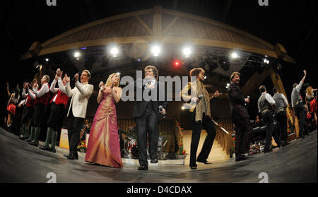 Österreichische Volksmusik-Gruppe "Sterben Stoakogler", volkstümliche Sänger Stefan Mross, Stefanie Hertel, Andy Borg, Monika Martin und Patrick Lindner (L-R) führen Sie auf der Bühne volkstümliche Musik-TV-show "Musikantenstadl" in Landshut, Deutschland, 17. Januar 2008. Die Show tourt 26 Städte in Deutschland, Österreich, Schweiz, Frankreich und den Niederlanden. Foto: ARMIN WEIGEL Stockfoto