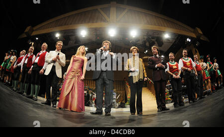 Österreichische Volksmusik-Gruppe "Sterben Stoakogler", volkstümliche Sänger Stefan Mross, Stefanie Hertel, Andy Borg, Monika Martin und Patrick Lindner (L-R) führen Sie auf der Bühne volkstümliche Musik-TV-show "Musikantenstadl" in Landshut, Deutschland, 17. Januar 2008. Die Show tourt 26 Städte in Deutschland, Österreich, Schweiz, Frankreich und den Niederlanden. Foto: ARMIN WEIGEL Stockfoto