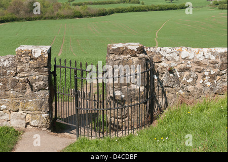 Schmiedeeisen Tor und Kent dreistöckiges Wand führt in Richtung Wanderweg über Feld Weizen Ernte Landschaft Grüngürtel küssen Stockfoto