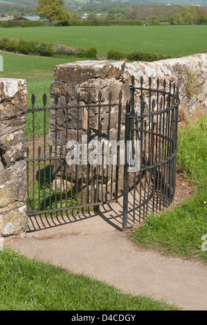 Schmiedeeisen Tor und Kent dreistöckiges Wand führt in Richtung Wanderweg über Feld Weizen Ernte Landschaft Grüngürtel küssen Stockfoto