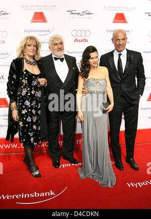 (R-L) Deutscher Schauspieler Heiner Lauterbach, seine Frau, Victoria, Mario Adorf und seine Frau Monique für den 35. deutschen Film Ball in München, 19. Januar 2008 ankommen. Rund 1.000 Gäste waren zu der glamourösen Preisverleihung eingeladen. Foto: VOLKER DORNBERGER Stockfoto