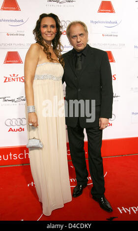 Deutsche Schauspieler Uwe Ochsenknecht (R) und seine Frau Natascha Ochsenknecht kommt für den 35. German Film Ball in München, 19. Januar 2008. Rund 1.000 Gäste waren zu der glamourösen Preisverleihung eingeladen. Foto: VOLKER DORNBERGER Stockfoto