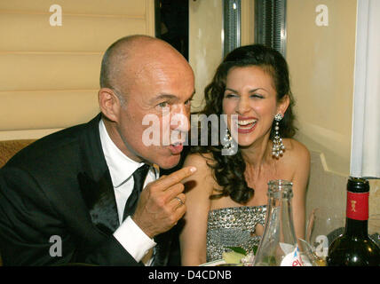 Deutsche Schauspieler Heiner Lauterbach (L) und seine Frau Victoria haben einen Ball auf dem 35. deutschen Film Ball in München, Deutschland, 19. Januar 2008. Rund 1.000 Gäste waren zu der glamourösen Preisverleihung eingeladen. Foto: Ursula Düren Stockfoto