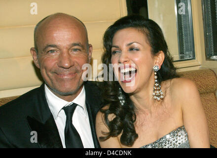 Deutsche Schauspieler Heiner Lauterbach (L) und seine Frau Victoria haben einen Ball auf dem 35. deutschen Film Ball in München, Deutschland, 19. Januar 2008. Rund 1.000 Gäste waren zu der glamourösen Preisverleihung eingeladen. Foto: Ursula Düren Stockfoto