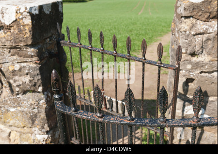 Schmiedeeisen Tor und Kent dreistöckiges Wand führt in Richtung Wanderweg über Feld Weizen Ernte Landschaft Grüngürtel küssen Stockfoto