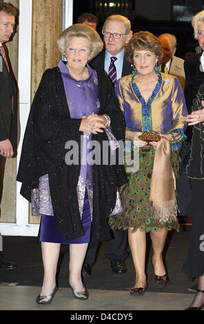 Prinzessin Margriet der Netherlands (R) feiert ihren 65. Geburtstag mit ihrem Ehemann Pieter van Vollenhoven (C) und Königin Beatrix (L) in Apeldoorn, Niederlande, 19. Januar 2008. Foto: Albert Nieboer Niederlande Stockfoto