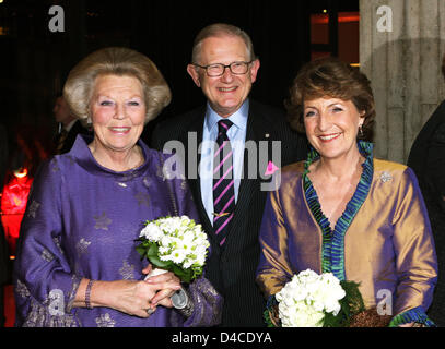 Prinzessin Margriet der Netherlands (R) feiert ihren 65. Geburtstag mit ihrem Ehemann Pieter van Vollenhoven (C) und Königin Beatrix (L) in Apeldoorn, Niederlande, 19. Januar 2008. Foto: Albert Nieboer Niederlande Stockfoto