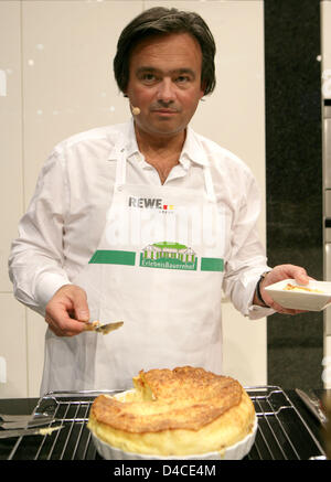 Alain Caparros, Vorstandsvorsitzender der REWE Group, kocht bei den so genannten "ErlebnisBauernhof" der internationalen Grünen Woche (IGW) in Berlin, Deutschland, 21. Januar 2008. Foto: Rolf Vennenbernd Stockfoto