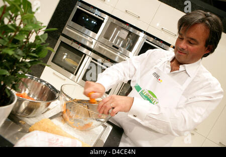 Alain Caparros, Vorstandsvorsitzender der REWE Group, kocht bei den so genannten "ErlebnisBauernhof" der internationalen Grünen Woche (IGW) in Berlin, Deutschland, 21. Januar 2008. Foto: Rolf Vennenbernd Stockfoto