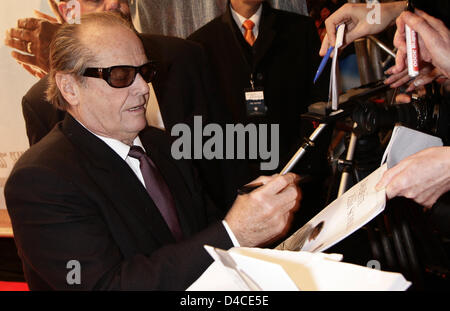 US-Schauspieler Jack Nicholson kommt für die Deutschland-Premiere seines Films "The Bucket List" in Berlin, Deutschland, 21. Januar 2008. Der Film erzählt in den deutschen Kinos ab 24. Januar die Geschichte zwei todkranke Männer Flucht aus einer Krebsstation und den Kopf auf einem Roadtrip mit einer Wunschliste von Aufgaben, bevor sie sterben. Foto: Arno Burgi Stockfoto