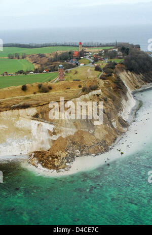 Das Bild bietet einen tollen Blick auf die Klippe Linie Erdrutsch von Kap Arkona auf der Ostsee Insel Rügen, Deutschland, 21. Januar 2008. Accoding, ein Sprecher der Feuerwehr, Teile von einem slawischen Wall fiel in den Erdrutsch, der sah 1.500 Kubikmeter Sand, Ton und Mergel Rutschen etwa 30 Meter vor drei Tagen. Der Wall war ein bleiben wichtige Tempel fortre Stockfoto