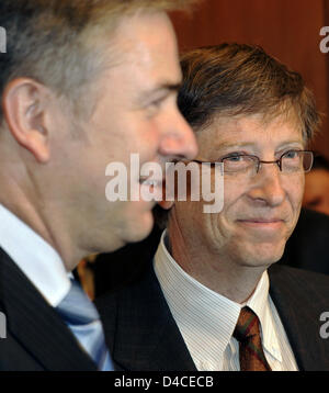 Berlins Herrn Bürgermeister Klaus Wowereit (L) und Bill Gates, Microsoft Gründer Lächeln zusammen das Rotes Rathaus ("Rotes Rathaus") in Berlin, 22. Januar 2008. Berlin Gastgeber der diesjährigen Government Leaders Forum, welche Microsoft Europe organisiert regelmäßig. Foto: ARNO BURGI Stockfoto