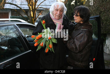 Schauspieler und Entertainer Johannes Heesters kehrt von einer Rehabilitation mit seiner Frau Simone in seinem Haus in Starnberg, Deutschland, 23. Januar 2008. Die 104-j hrige brach einige Rippen bei einem Sturz auf Vorabend des neuen Jahres. Foto: URSULA Düren Stockfoto