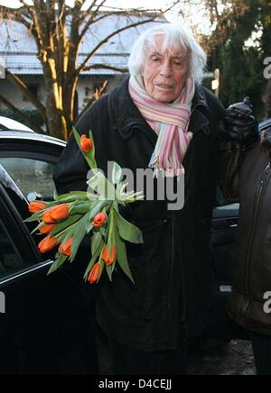 Schauspieler und Entertainer Johannes Heesters kehrt von einer Rehabilitation in seinem Haus in Starnberg, Deutschland, 23. Januar 2008. Die 104-j hrige brach einige Rippen bei einem Sturz auf Vorabend des neuen Jahres. Foto: URSULA Düren Stockfoto