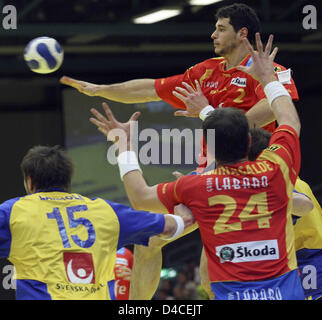 Schwedens Jonas Larholm (L) versucht, Spaniens Alberto Entrerrios Rodriguez (oben) zu stoppen und Julen Aguinagalde Akizu (R) in der zweiten Phase Spiel Spanien gegen Schweden bei der Handball EM 2008 in Trondheim, Norwegen, 23. Januar 2008. Foto: JENS WOLF Stockfoto