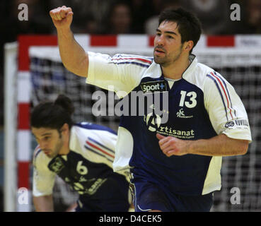 Nikola Karabatic (R) und Bertrand Gille von Frankreich jubeln ein Tor während der zweiten Phase-Partie Deutschland gegen Frankreich bei der EHF Euro 2008 in Trondheim, Norwegen, 23. Januar 2008. Frankreich gewann das Spiel 26-23. Foto: JENS WOLF Stockfoto