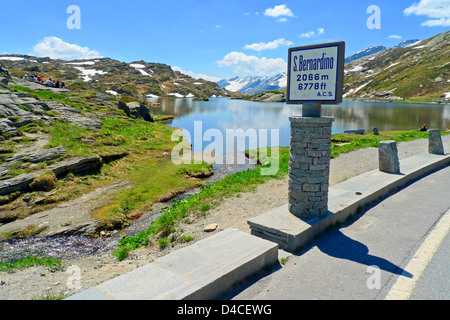 Bergsee auf San-Bernardino-Pass, Schweizer Alpen, Schweiz, Europa Stockfoto