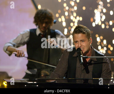 Die US-pop-Band "OneRepublic" führt in die deutsche Sprache Wetten Fernsehsendung "Wetten, dass..?" in Salzburg, Österreich, 26. Januar 2008. Foto: Patrick Seeger Stockfoto