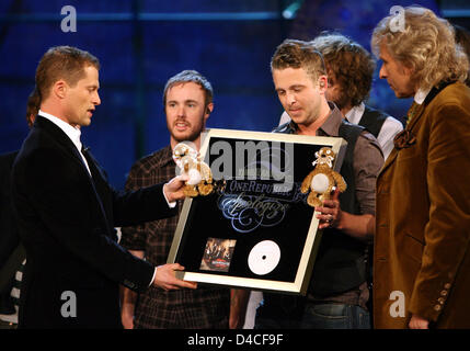 TV-Moderatorin Thomas Gottschalk (R) blickt auf eine als deutscher Schauspieler Till Schweiger (L) anwesend der US-pop-Band "OneRepublic" mit einem platin Rekord in der deutschen Sprache TV Wetten "Wetten, dass..?" in Salzburg, Österreich, 26. Januar 2008 zeigen. Die Band schrieb die Musik für Schweiger Film "Keinohrhasen". Foto: Patrick Seeger Stockfoto