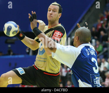 Frankreichs Didier Dinart (R) versucht aufzuhören Deutschlands Pascal Hens während den dritten Platz Playoff Spiel Deutschland Vs Frankreich bei der Handball-Europameisterschaft 2008 in Lillehammer, Norwegen, 27. Januar 2008. Foto: JENS WOLF Stockfoto