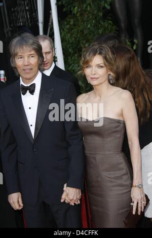 Schauspielerin Michelle Pfeiffer und ihrem Ehemann David E. Kelly kommen an den 14. Annual Screen Actors Guild Awards am Schrein Exposition Center in Los Angeles, Kalifornien, USA, 27. Januar 2008. Die Awards werden Akteure für herausragende Leistungen im Jahr 2007 in fünf Film- und acht Hauptsendezeit Kategorien. Foto: Hubert Boesl Stockfoto