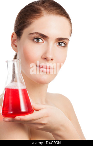 Make-up Labor Schönheit Wissenschaftler Porträt - Frau hält Rohr Glas mit roter Flüssigkeit Stockfoto