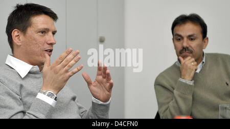 Jos Luhukay(R), Cheftrainer der Bundesliga-Zweitligisten Borussia Moenchengladbach, und der Club Sportdirektor Christian Ziege sprechen mit Redakteuren der deutschen Presse-Agentur Dpa in Düsseldorf, 28. Januar 2008. Foto: Achim Scheidemann Stockfoto