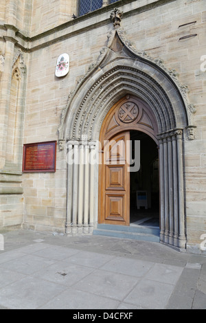 Eingangstür zur Metropolitan Cathedral Church of Saint Andrew in der römisch-katholischen Erzdiözese Glasgow, Clyde Street, Schottland Großbritannien Stockfoto