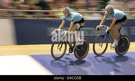 Dänische Radfahrer Michael Moerkoev (L) und Alex Rasmussen von der DEMAG Cranes sind in Aktion während der 97. Berliner Sechstagerennen im Velodrom in Berlin, 29. Januar 2008 abgebildet. Vom 24. bis 29. Januar 2008 gewann 18 Team bei der Bahn-Radsport-Event. Foto: Klaus-Dietmar Gabbert Stockfoto