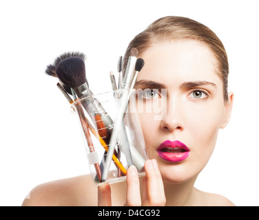 Schönheit sauber Porträt von attraktiven Frau hält Labor Glas mit Make-up Pinsel Stockfoto