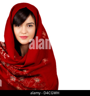 Junge asiatische Frau Porträt trägt ein rotes Kopftuch, isoliert auf weiss. Stockfoto