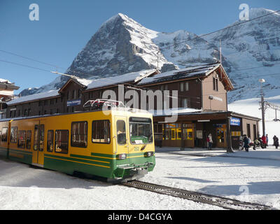 Ein Zug der Wengeralp Schiene Stationen unter der berüchtigten Nordwand, die Nordwand des Eiger-Berges, auf der kleinen Scheidegg Berg pass, Schweiz, 19. Dezember 2007. Foto: Stefan Puchner Stockfoto