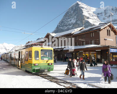 Ein Zug der Wengeralp Schiene Stationen unter der berüchtigten Nordwand, die Nordwand des Eiger-Berges, auf der kleinen Scheidegg Berg pass, Schweiz, 19. Dezember 2007. Foto: Stefan Puchner Stockfoto