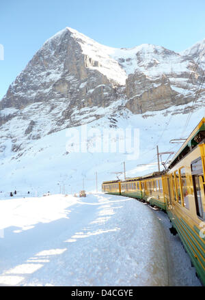 Ein Zug der Wengeralp-Schiene geht die berüchtigte Nordwand, die Nordwand des Berges Eiger auf der kleinen Scheidegg Mountain pass, Schweiz, 19. Dezember 2007. Foto: Stefan Puchner Stockfoto