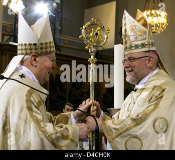 Der neue Erzbischof von München und Freising, Reinhard Marx erhält der Bischof Mitarbeiter von seinem Vorgänger Kardinal Friedrich Wetter (L) während einer Messe in der Liebfrauen-Kathedrale in München, Deutschland, 2. Februar 2008. Wetter im Ruhestand nach 25 Jahren im Amt. Foto: Matthias Schrader Stockfoto