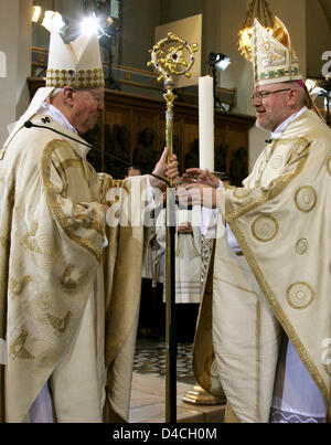 Der neue Erzbischof von München und Freising, Reinhard Marx erhält der Bischof Mitarbeiter von seinem Vorgänger Kardinal Friedrich Wetter (L) während einer Messe in der Liebfrauen-Kathedrale in München, Deutschland, 2. Februar 2008. Wetter im Ruhestand nach 25 Jahren im Amt. Foto: Matthias Schrader Stockfoto