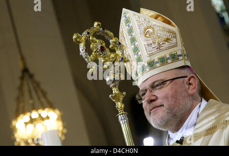 Der neue Erzbischof von München und Freising, Reinhard Marx wird während einer Messe in der Liebfrauen-Kathedrale in München, Deutschland, 2. Februar 2008 gesehen. Marx erhielt der Bischof Mitarbeiter von seinem Vorgänger Kardinal Friedrich Wetter, die nach 25 Jahren im Amt zurückgezogen hatte. Foto: Matthias Schrader Stockfoto