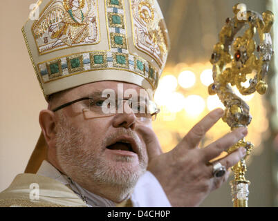 Der neue Erzbischof von München und Freising, Reinhard Marx wird während einer Messe in der Liebfrauen-Kathedrale in München, Deutschland, 2. Februar 2008 gesehen. Marx erhielt der Bischof Mitarbeiter von seinem Vorgänger Kardinal Friedrich Wetter, die nach 25 Jahren im Amt zurückgezogen hatte. Foto: Frank Leonhardt Stockfoto