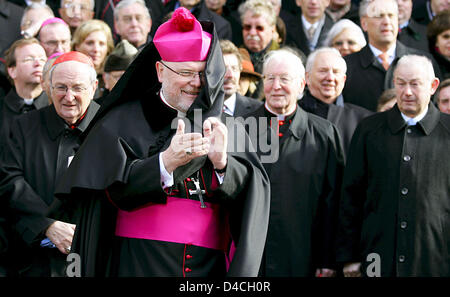 Der neue Erzbischof von München und Freising, Reinhard Marx ist mit einem wehenden Gewand vor Richterhaus Kathedrale in München, Deutschland, 2. Februar 2008 abgebildet. Marx erhielt der Bischof Mitarbeiter von seinem Vorgänger Kardinal Friedrich Wetter, die nach 25 Jahren im Amt zurückgezogen hatte. Foto: Matthias Schrader Stockfoto