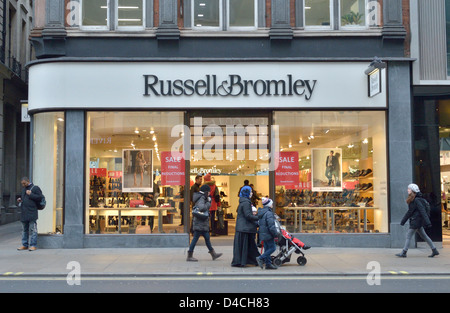 Russell und Bromley Schuhgeschäft in Oxford Street, London, UK. Stockfoto