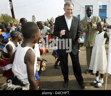 Deutschlands President Horst Koehler (C) tanzt zu den Klängen der traditionellen Musik und Tanz-Gruppe am Flughafen in Gulu, Uganda, 5. Februar 2008. Herr Koehler und seine Frau Eva Koehler sind auf einem dreitägigen Besuch in Uganda und wird dann weiter nach Ruanda. Foto: WOLFGANG KUMM Stockfoto