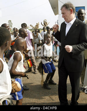 Deutschlands President Horst Koehler (R) tanzt zu den Klängen der traditionellen Musik und Tanz-Gruppe am Flughafen in Gulu, Uganda, 5. Februar 2008. Herr Koehler und seine Frau Eva Koehler sind auf einem dreitägigen Besuch in Uganda und wird dann weiter nach Ruanda. Foto: WOLFGANG KUMM Stockfoto