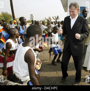 Deutschlands President Horst Koehler (R) tanzt zu den Klängen der traditionellen Musik und Tanz-Gruppe am Flughafen in Gulu, Uganda, 5. Februar 2008. Herr Koehler und seine Frau Eva Koehler sind auf einem dreitägigen Besuch in Uganda und wird dann weiter nach Ruanda. Foto: WOLFGANG KUMM Stockfoto