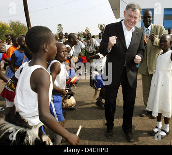 Deutschlands President Horst Koehler (R) tanzt zu den Klängen der traditionellen Musik und Tanz-Gruppe am Flughafen in Gulu, Uganda, 5. Februar 2008. Herr Koehler und seine Frau Eva Koehler sind auf einem dreitägigen Besuch in Uganda und wird dann weiter nach Ruanda. Foto: WOLFGANG KUMM Stockfoto